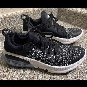 Women’s Nike joyride run flyknit running shoes/ sneakers (black/white)
